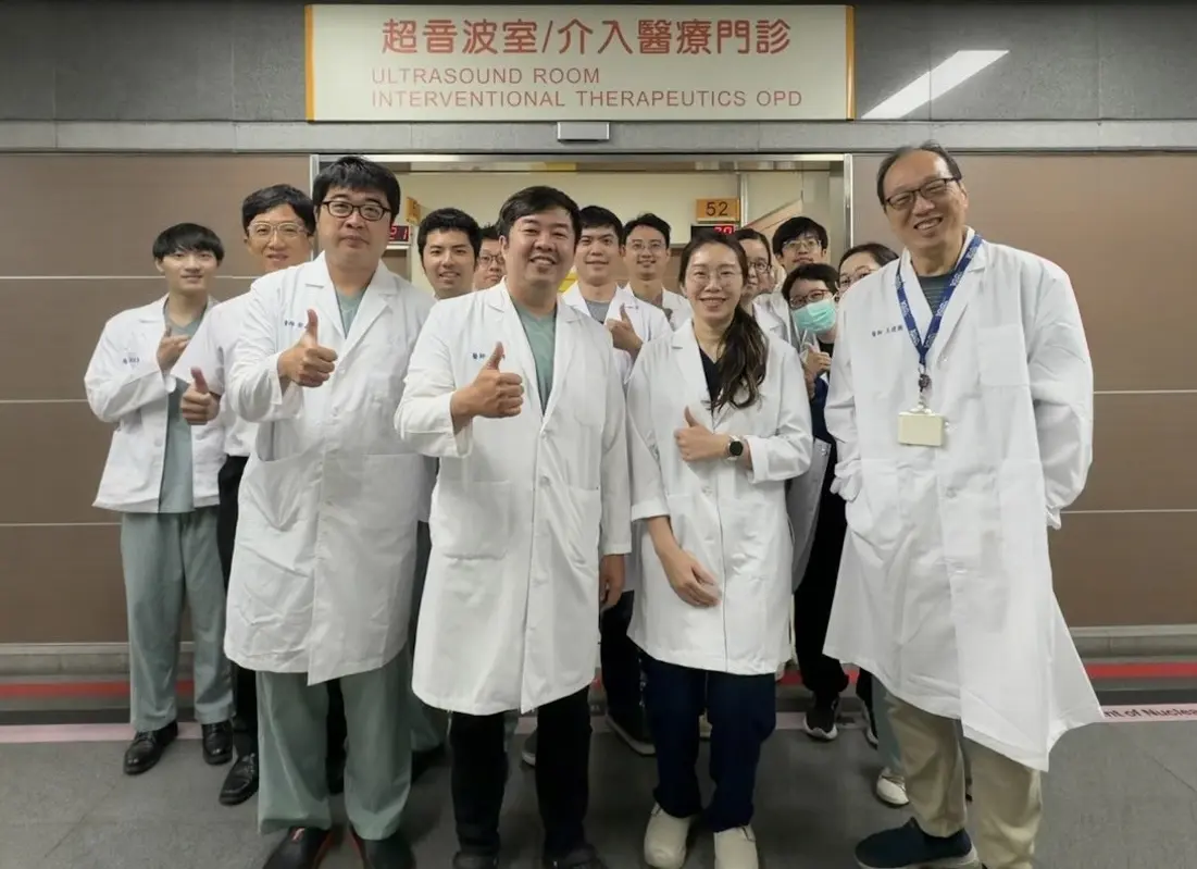 王博醫師與成大介入醫療門診團隊於門診前合影